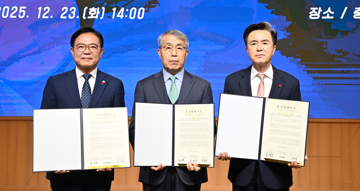 23일 충남도청 대회의실에서 김석필 천안시장 권한대행 부시장(사진 왼쪽부터 첫번째), 박윤수 제이디테크 대표(〃 두번째), 김태흠 충남도 지사는 투자양해각서(MOU) 체결식 이후 기념사진했다.