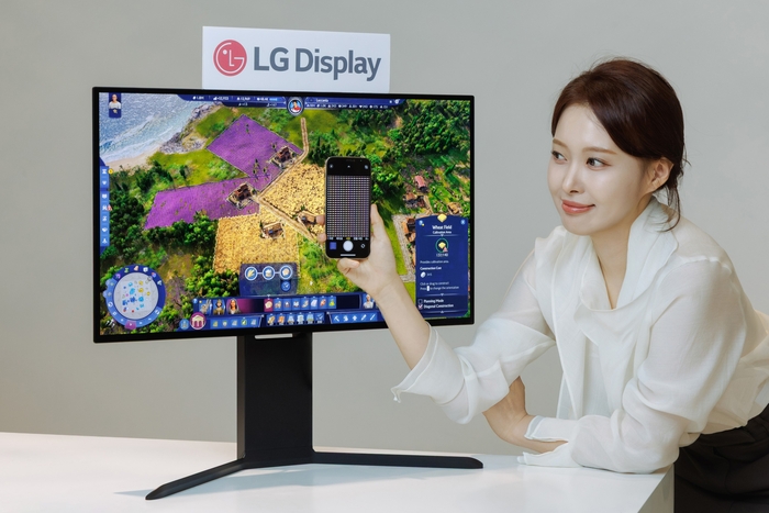LG디스플레이가 세계 최초로 개발한 RGB 스트라이프 240Hz OLED 패널