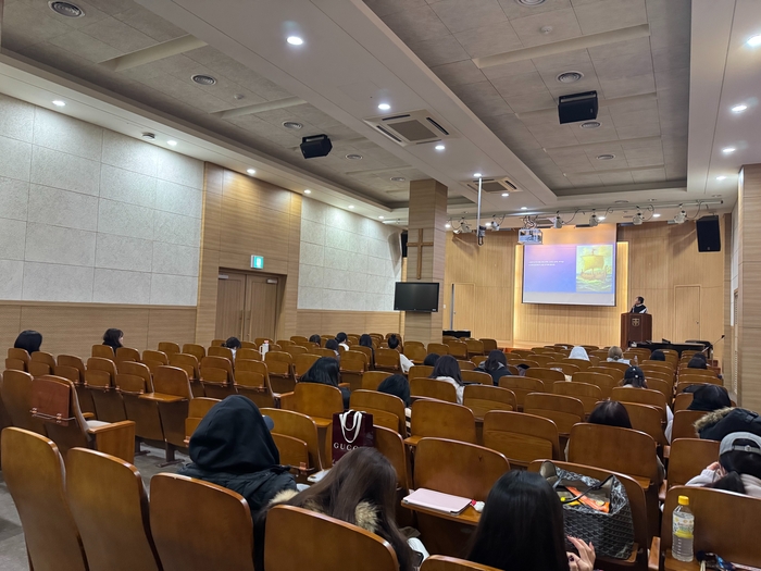 한양여자대학교는 '대학일자리플러스센터 졸업생특화프로그램' 일환으로 지역청년 고용지원서비스 강화를 위해 지난 11월 20일 숭의여대 호텔관광과 졸업예정자 대상으로 '찾아가는 직무특강'을 운영했다.(사진=한양여대)