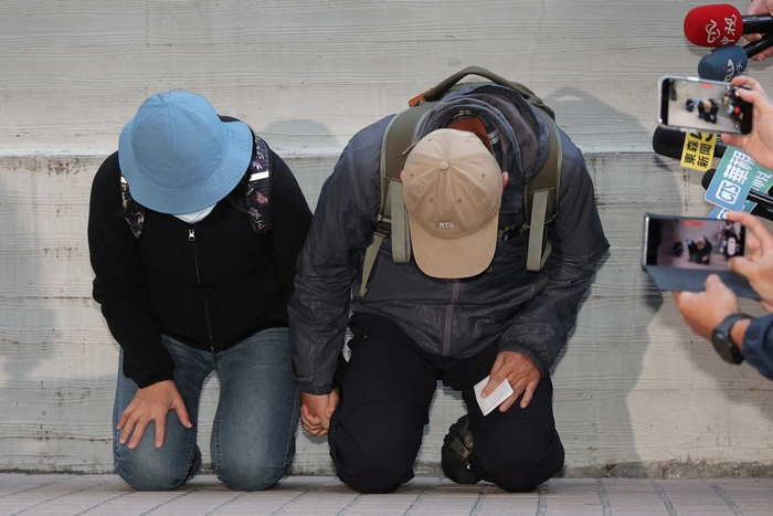 대만 타이베이 지하철역에서 발생한 흉기 난동 용의자의 부모가 사망한 아들을 대신해 무릎 꿇고 사과하고 있다. 사진=AFP 연합뉴스