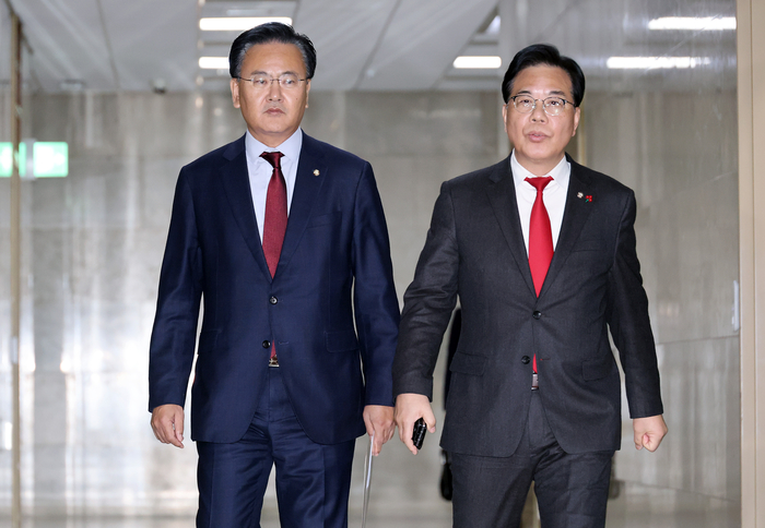 국민의힘 송언석 원내대표(오른쪽)와 유상범 원내운영수석부대표가 23일 더불어민주당 김병기 원내대표, 문진석 원내운영수석부대표와의 회동을 위해 국회 운영위원장실을 향하고 있다. 연합뉴스