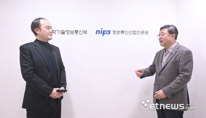 박윤규 정보통신산업진흥원(NIPA) 원장(오른쪽)과 안호천 전자신문 SW산업부장이 대화를 나누고 있다.