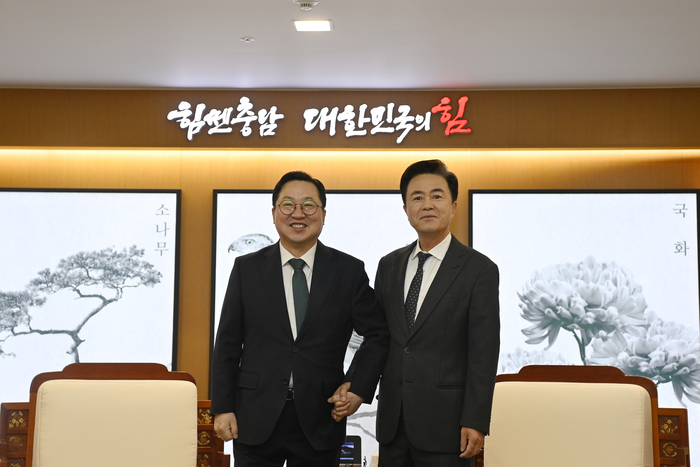 김태흠 충남지사(오른쪽)와 이장우 대전 광역시장이  24일(수) 충남도청 도지사 접견실에서 비공개 간담회를 가졌다.