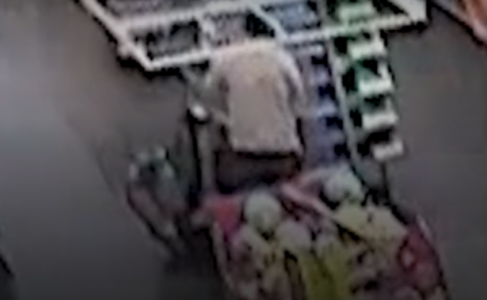 지난 3월 미국 조지아주의 한 마트에서 아동 납치 미수로 경찰에 신고된 사건. 당시 CCTV 영상. 사진=CNN 캡처