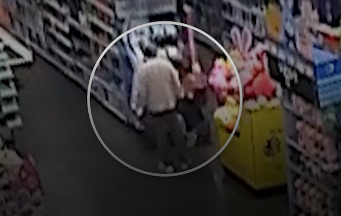 지난 3월 미국 조지아주의 한 마트에서 아동 납치 미수로 경찰에 신고된 사건. 당시 CCTV 영상. 사진=CNN 캡처