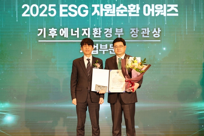 iM금융지주 이창영 ESG전략경영연구소장(오른쪽)과 기후에너지환경부 안세창 실장(왼쪽)이 '2025 ESG 자원순환 어워즈'에서 기념 촬영하는 모습 사진제공=iM금융