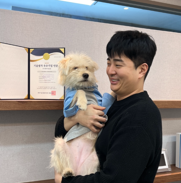 펫바이탈랩은 반려견을 사무실로 동반할 수 있다.  김문수 대표가 반려견을 안고 있다.