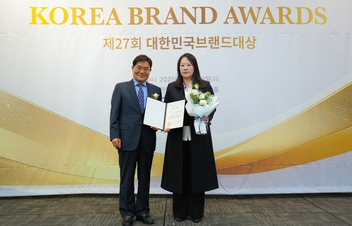 23일 서울산업정책연구원 핀란드타워에서 개최된 제27회 대한민국브랜드대상에서 한화손해보험 관계자가 이사장상 수상 기념촬영을 하고 있다.(사진=한화손해보험)