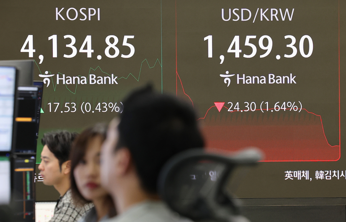 계속 떨어지는 원·달러 환율     (서울=연합뉴스) 김주형 기자 = 크리스마스이브인 24일 오전 서울 중구 하나은행 본점 딜링룸 현황판에 원/달러 환율이 표시돼 있다.     이날 환율은 전날보다 1.3원 오른 1,484.9원으로 출발했으나 외환당국의 구두개입에 1,460원대 중반까지 급락했다. 2025.12.24     kjhpress@yna.co.kr (끝)