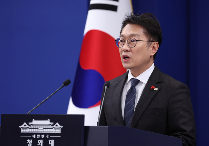 김남준 대변인이 24일 청와대 춘추관에서 이재명 대통령과 김혜경 여사의 희귀 질환 환우·가족 현장 간담회 참석 관련 브리핑을 하고 있다. 2025.12.24 연합뉴스