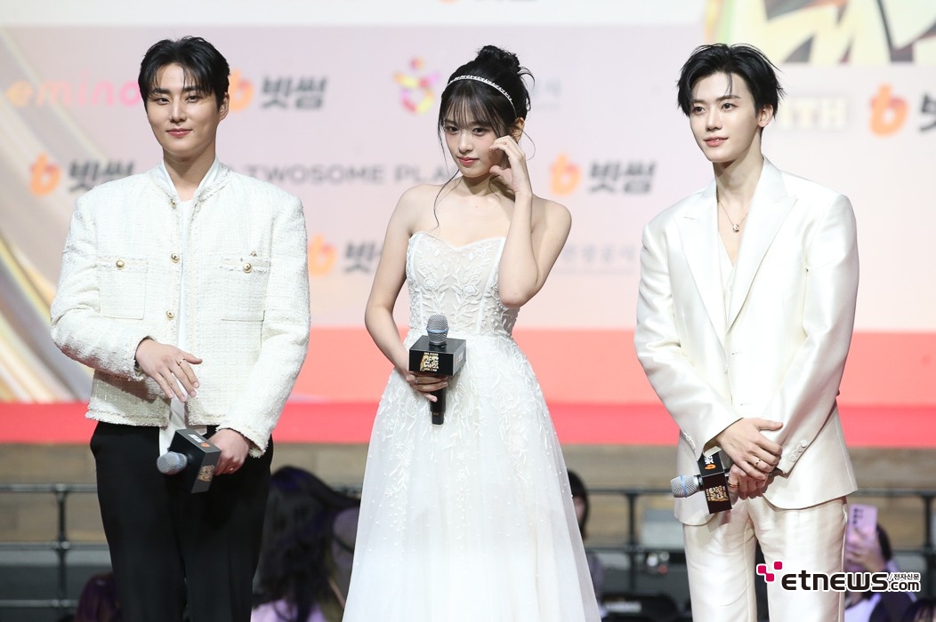 [ET포토] 영케이-안유진-재민, '2025 SBS 가요대전의 3MC'