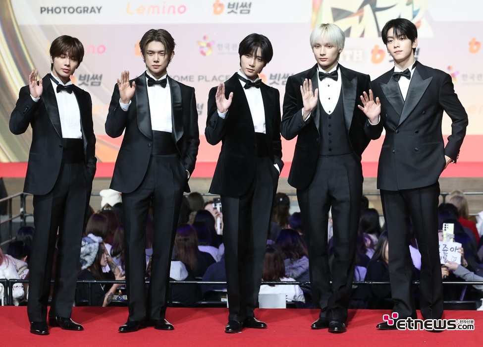 [ET포토] 투모로우바이투게더, '블랙 턱시도로 깔맞춤'