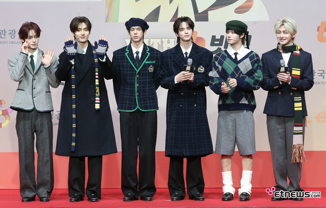 [ET포토] 투어스, '명문대 유학생 분위기'