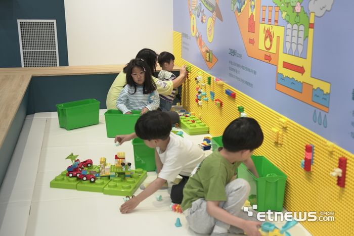 시흥 탄소중립체험관에서 어린이들이 체험하고 있는 모습.