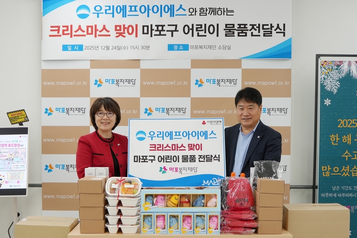 김은영 마포복지재단 이사장과 김백수 우리FIS 대표이사가 지난 24일 서울 마포구 마포복지재단에서 봉사활동 기념사진을 촬영하고있다. 사진제공=우리금융