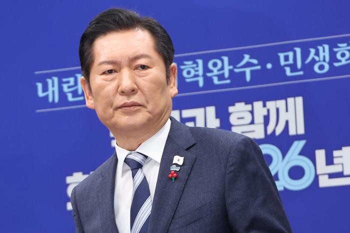 더불어민주당 정청래 대표가 26일 서울 여의도 국회에서 열린 기자회견에서 '2차 종합특검법'의 추진 방향과 '통일교 특검법' 관련 쟁점 등에 대한 입장을 밝힌 뒤 질의·응답을 위해 이동하고 있다. 연합뉴스