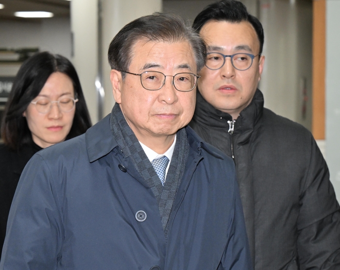 2020년 서해에서 발생한 공무원 피격 사건을 은폐하려 한 혐의로 재판에 넘겨진 서훈 전 청와대 국가안보실장이 26일 서울 서초구 중앙지법에서 열린 선고공판에서 무죄를 선고받은 후 법정을 떠나고 있다. 연합뉴스