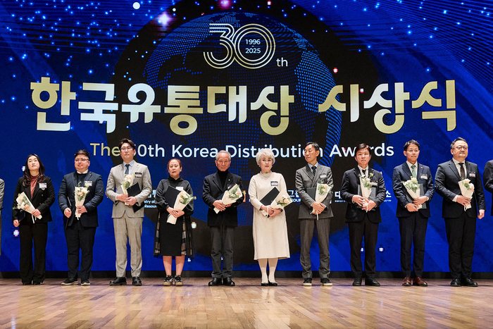 지난 26일 대한상공회의소에서 열린 시상식에서 신동우 신세계프라퍼티 지원본부장(오른쪽에서 2번째)이 기념 사진을 촬영하고 있다.