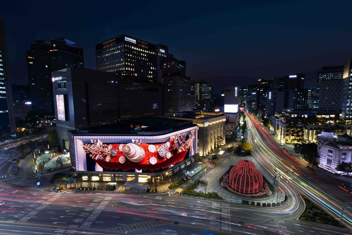 크리스마스 영상을 송출하는 신세계스퀘어 전경