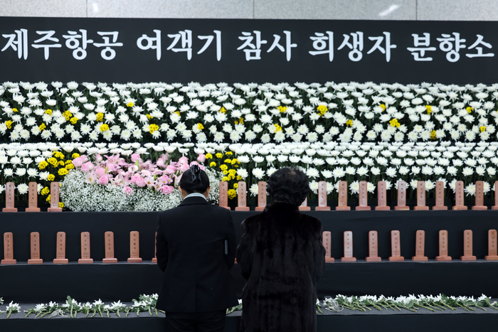제주항공 여객기 참사 희생자 분향소     (무안=연합뉴스) 김혜인 기자 = 12·29 제주항공 여객기 참사 1주기를 하루 앞둔 28일 전남 무안국제공항 1층 합동분향소에서 추모객들이 헌화하고 있다. 2025.12.28     in@yna.co.kr (끝)
