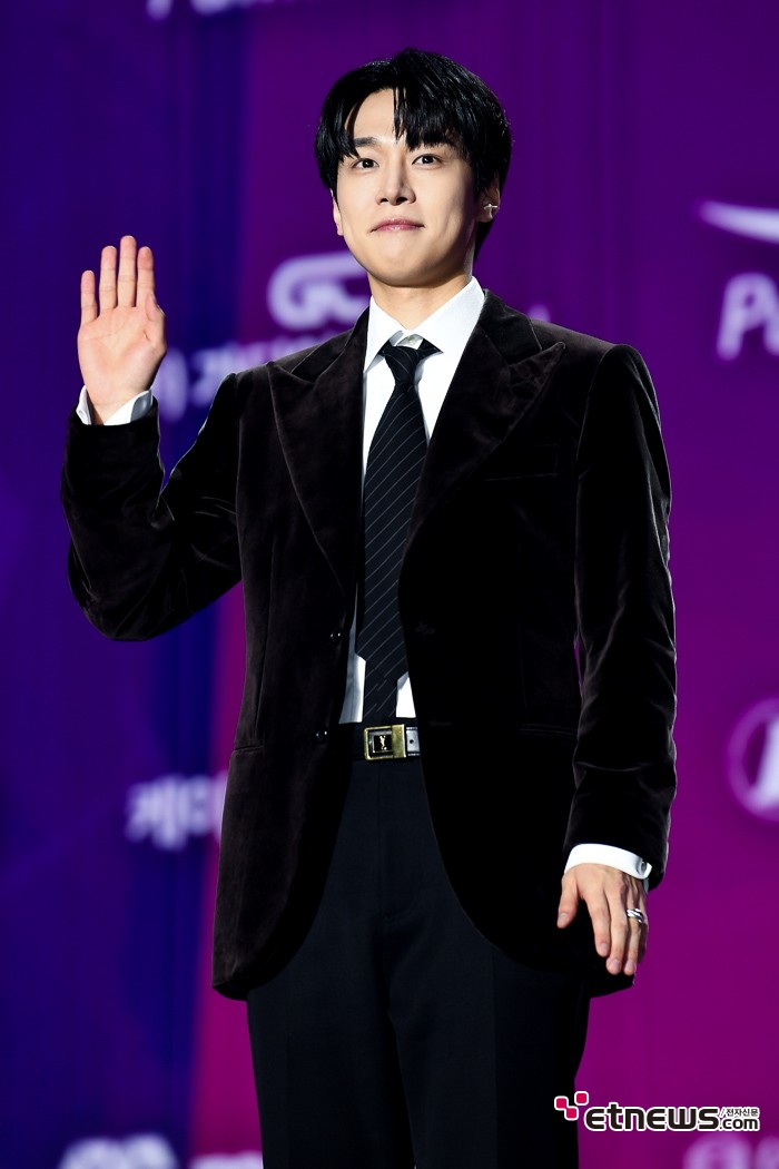 [ET포토] 강유석, '손인사는 박력있게'