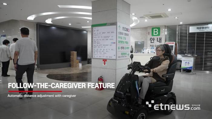 스마트 스쿠터는 보호자를 인식하고 일정거리를 두며 보호자를 따라 주행이 가능하다.