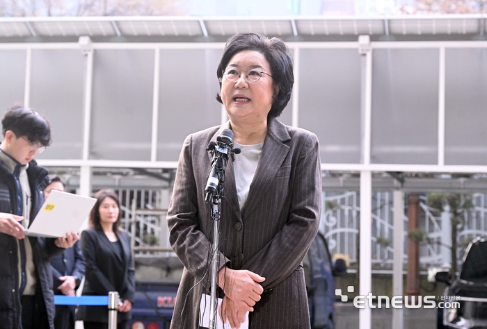 이혜훈 기획예산처 장관 후보자가 29일 오전 서울 중구 예금보험공사 본사에 마련된 인사청문회 사무실로 출근하며 취재진에게 입장을 밝히고 있다. 이 후보자는 보수진영 출신 인사로, 이재명 정부의 초대 기획예산처 장관으로 발탁됐다. 박지호기자 jihopress@etnews.com