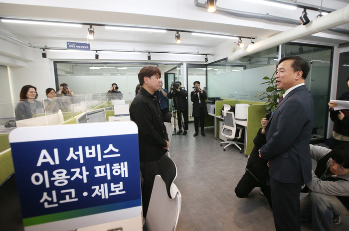 김종철 방송미디어통신위원장(오른쪽)이 29일 서울 온라인피해365센터를 방문했다.