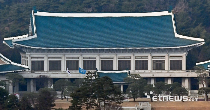 이재명 대통령이 3년 7개월 만에 청와대로 출근하며 다시 청와대 시대가 공식적으로 시작됐다. 29일 청와대 본관 앞에 봉황기가 게양돼 있다. 이동근기자 foto@etnews.com