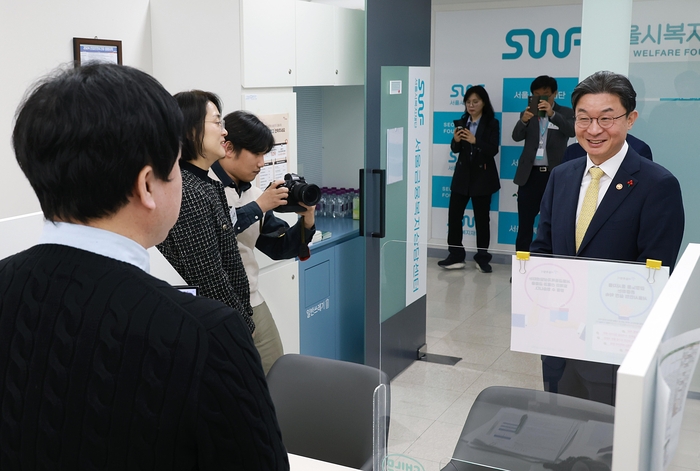 이억원 금융위원장이 29일 오전 서울 동작구 서울금융복지상담센터 중앙센터에서 불법사금융 대응실적을 점검하고, 현장 전문가와 유관기관의 의견을 청취하는 한편, 불법사금융·불법추심을 근절하기 위한 추가적인 제도개선 방안을 발표했다. 사진제공=금융위원회