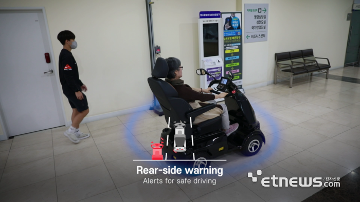 KIRO가 개발한 의료용 스마트 스쿠터는 주변환경을 인식하고 측면·후면 물체에 대한 알람기능을 갖고 있다.