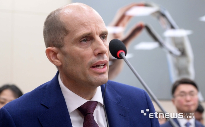 [포토] 답변하는 해롤드 로저스 쿠팡 대표