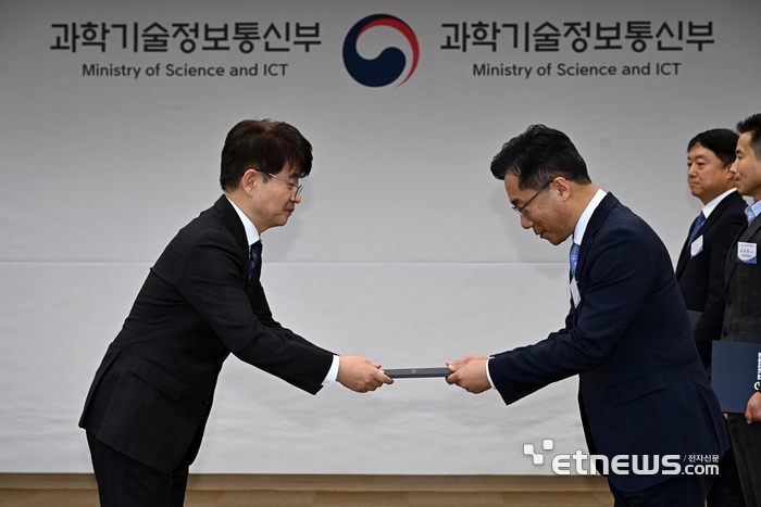 신SW상품대상 10·12월상 시상식이 30일 서울 종로구 정부서울청사에서 열렸다. 남철기 과학기술정보통신부 소프트웨어정책관이 12월 일반 SW 부문을 수상한 램파드 김신규 대표에게 상장을 전달하고 있다.  이동근기자 foto@etnews.com