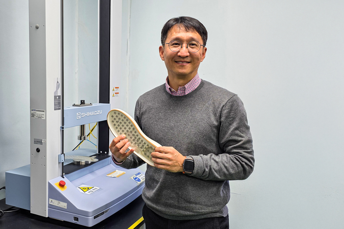 조한철 생기원 박사가 슈올즈의 스마트 헬스케어 슈즈에 적용된 센서를 들어보이고 있다.