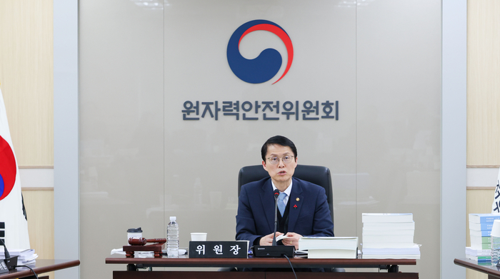 최원호 원자력안전위원장이 30일 서울 중구 원자력안전위원회 대회의실에서 열린 제228회 원자력안전위원회 회의에서 위원들과 안건에 대해 논의하고 있다. 사진 출처 : 원안위