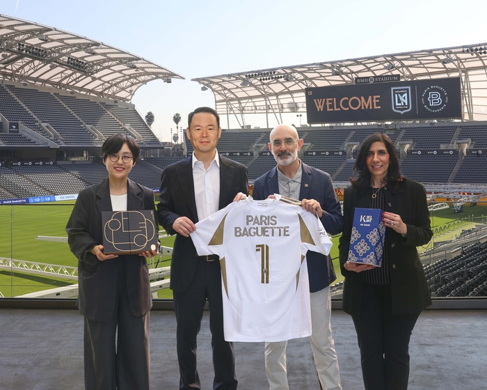 왼쪽부터 김연정 파리바게뜨 마케팅본부장 상무, 허진수 파리바게뜨 부회장, 래리 프리드먼 LAFC 공동회장, 캐시 샤브네 파리바게뜨 미주사업부 최고마케팅책임자(CMO)
