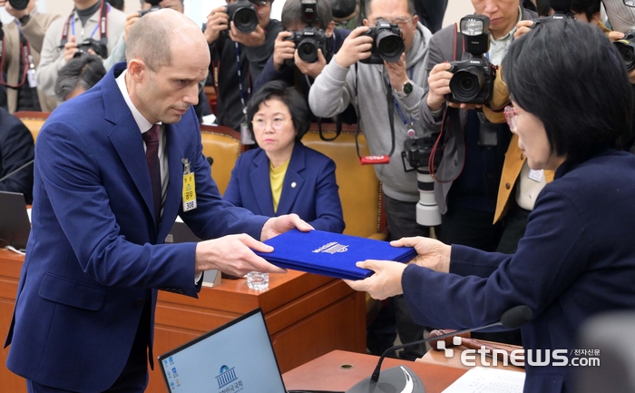 쿠팡 침해사고 및 개인정보 유출, 불공정 거래, 노동환경 실태 파악과 재발방지 대책 마련을 위한 청문회가 30일 서울 여의도 국회에서 열렸다. 해롤드 로저스 쿠팡 대표가 최민희 과학기술정보방송통신위원장에게 증인선서문을 전달하고 있다.
김민수기자 mskim@etnews.com