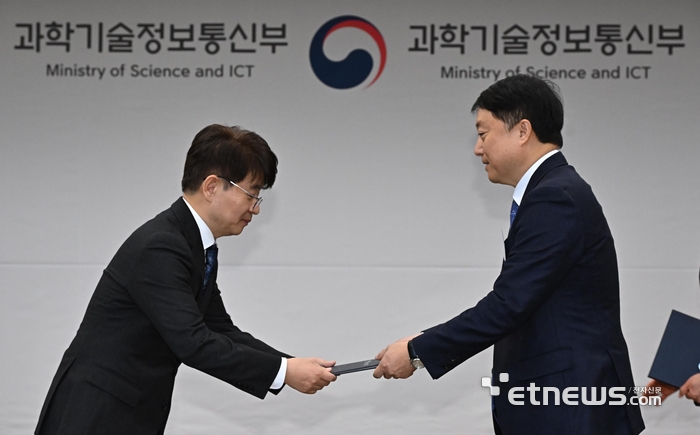 신SW상품대상 10·12월상 시상식이 30일 서울 종로구 정부서울청사에서 열렸다. 남철기 과학기술정보통신부 소프트웨어정책관이 10월 임베디드 SW 부문을 수상한 펜타시큐리티 김태균 대표에게 상장을 전달하고 있다.  이동근기자 foto@etnews.com