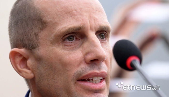 [포토] 질의에 답변하는 해롤드 로저스 쿠팡 대표