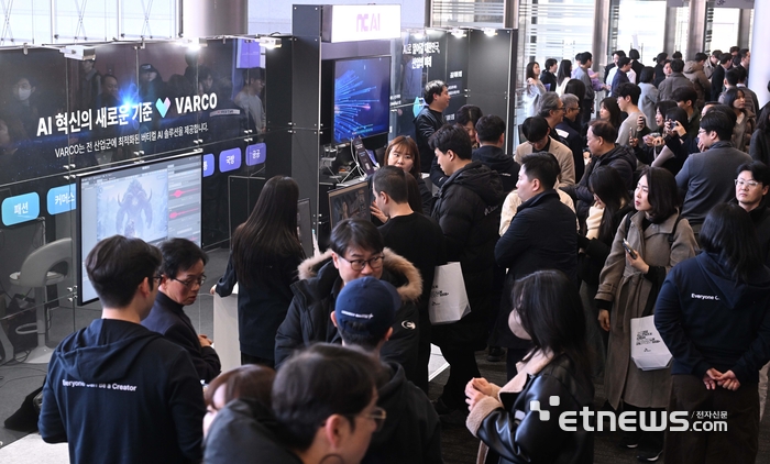과학기술정보통신부와 정보통신산업진흥원(NIPA)가 30일 서울 삼성동 코엑스에서 '독자 AI 파운데이션 모델' 프로젝트 1차 발표회를 개최했다. 참관객들이 NC AI 부스에서 AI 파운데이션 모델 시연을 보고 있다. 박지호기자 jihopress@etnews.com