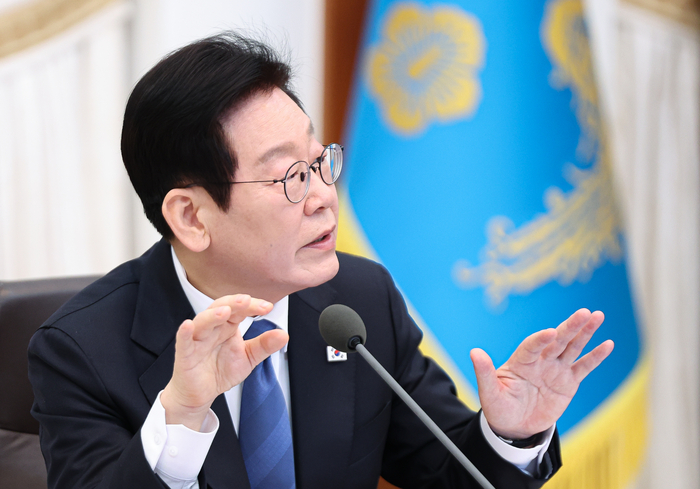 이재명 대통령, 국무회의 발언     (서울=연합뉴스) 한상균 기자 = 이재명 대통령이 30일 청와대에서 열린 국무회의에서 발언하고 있다. 2025.12.30 [청와대통신사진기자단]     xyz@yna.co.kr (끝)