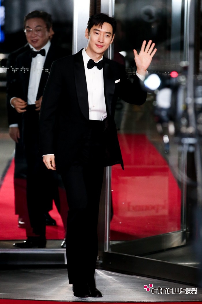 [ET포토] 이제훈, '대상 트로피에 이름 다 새겨졌다는 소문'