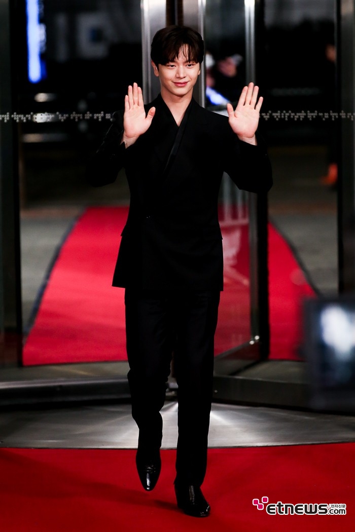 [ET포토] 육성재, '추위야 뭎러가라'