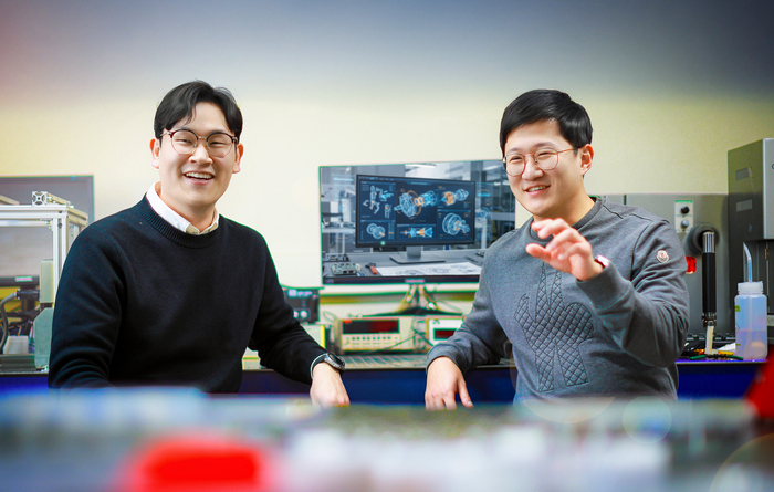 사진 왼쪽부터 라윤상 교수, 최동휘 교수(사진=경희대)