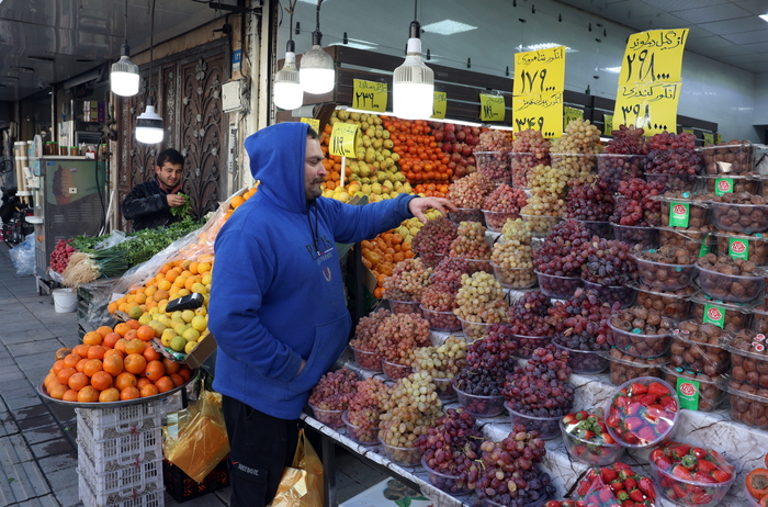 이란 테헤란에서 과일을 고르고 있는 쇼핑객. 사진=EPA 연합뉴스