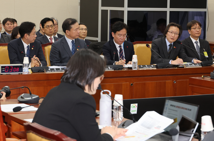 주병기 공정거래위원장(왼쪽 네번째)이 31일 국회 과학기술정보방송통신위원회에서 열린 쿠팡 침해사고 및 개인정보 유출, 불공정 거래, 노동환경 실태 파악과 재발 방지 대책 마련을 위한 청문회에서 위원 질의에 답하고 있다. 〈자료:연합뉴스〉