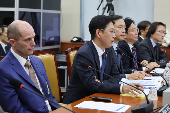배경훈 부총리 겸 과학기술정보통신부 장관(왼쪽 두번째)이 31일 국회 과학기술정보방송통신위원회에서 열린 쿠팡 침해사고 및 개인정보 유출, 불공정 거래, 노동환경 실태 파악과 재발 방지 대책 마련을 위한 청문회에서 위원 질의에 답하고 있다.  (자료:연합뉴스)