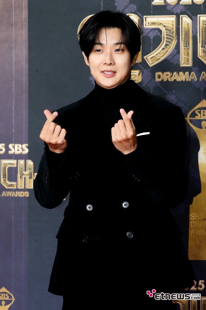 [ET포토] 최우식, '발랄한 더블하트'