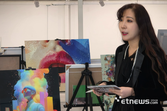 'AI 전람회' 예술총감독 박은지 태재대 AI융합전략대학원 교수가 AI 생성 이미지 작품 앞에서 행사 취지에 대해 소개하고 있다. ⓒ박종진기자