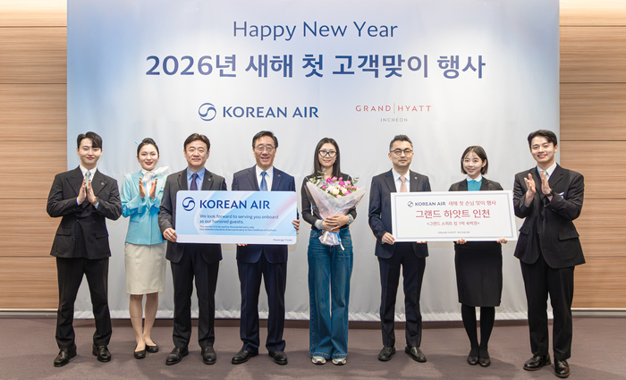대한항공은 새해 1월 1일 새벽 인천국제공항에서 '새해 첫 고객맞이 행사'를 열었다. 송기원 인천 여객 서비스지점장(왼쪽 세 번째부터), 고광호 여객 사업본부장, 쉬 쑤앙옌씨, 이동협 여객운송부 담당이 기념 촬영을 하고 있다.